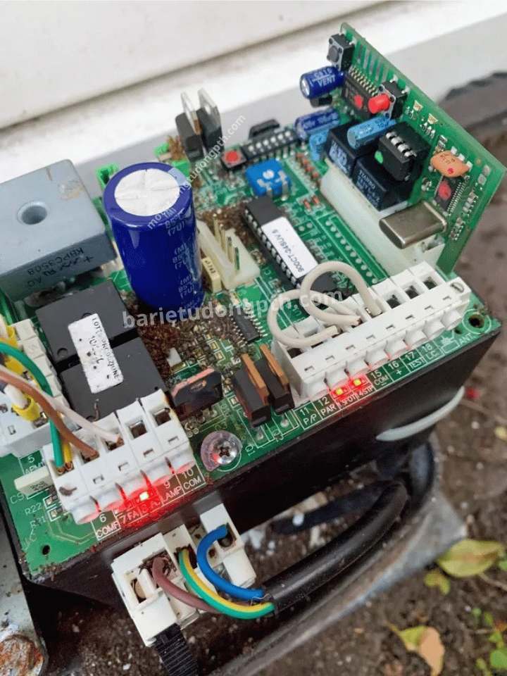 Cách bảo dưỡng cổng tự động đúng cách 10 kiểm tra bộ điều khiển trung tâm motor cổng