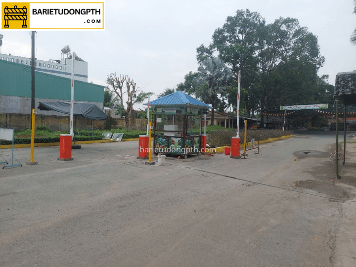 Hệ thống kiểm soát xe ra vào Trại rắn Đồng Tâm 3 4 trụ barie kiểm soát lối chính